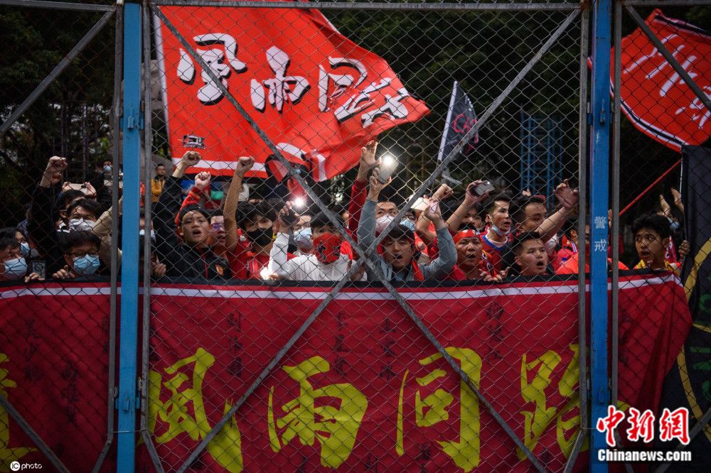 叶辰这时候还在沉迷演戏，他跑到厨房门口敲了敲门，待门开后，便立刻询问里面的厨师：你们有谁看见刚才院子里站着的那个人了？厨师摇了摇头，说：叶大师，我一直没出去啊……叶辰又问：那我们来的时候，在门口招呼我们的那个小兄弟呢？厨师忙道：他已经走了，您和贵客来了没多久，他就先回去了，因为今天五爷吩咐过我们，不要接待其他客人，就只服务您这一桌，所以他留着也没什么事儿，就先走了。